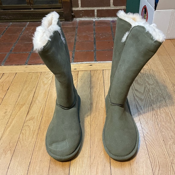 Bearpaw Suede & Sheepskin Winter Boots, Green, Size 9 - Picture 3 of 8
